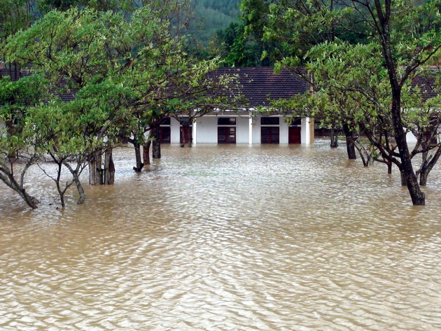 ខែត្រនានានៅភាគកណ្តាលវៀតណាមជំនះពុះពារ លើផលវិបាកដោយទឹកជំនន់។
